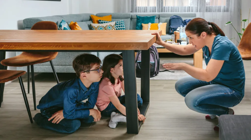 Mother explaining to her children how to protect themselves in the event of an earthquake.